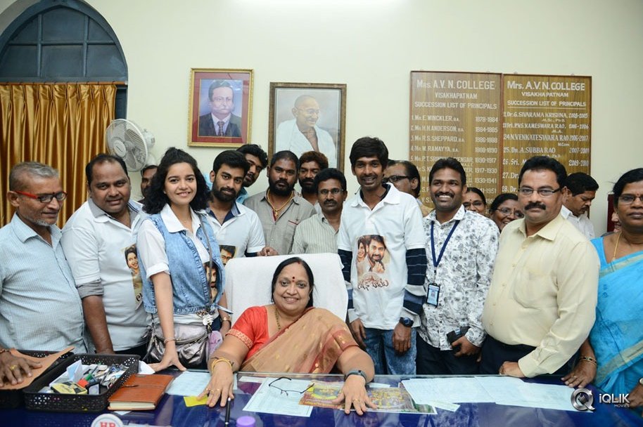 London-Babulu-Movie-Team-at-AVN-college-Vizag